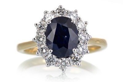 Lot 565 - SAPPHIRE AND DIAMOND RING