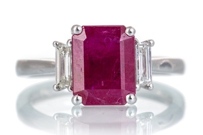 Lot 567 - RUBY AND DIAMOND RING