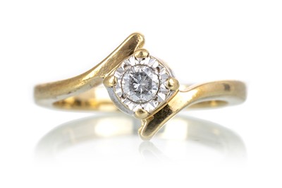 Lot 571 - DIAMOND SOLITAIRE RING