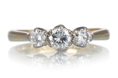 Lot 646 - DIAMOND THREE STONE RING