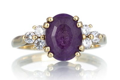 Lot 650 - AMETHYST AND DIAMOND RING