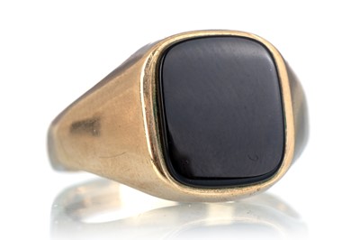 Lot 628 - ONYX SIGNET RING