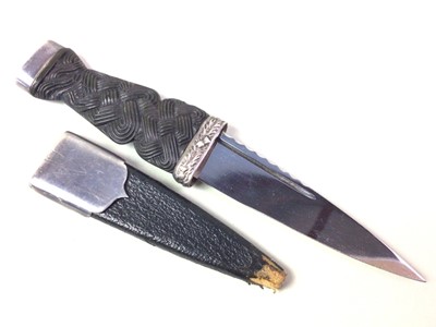 Lot 489 - ELIZABETH II SILVER MOUNTED SGIAN DUBH