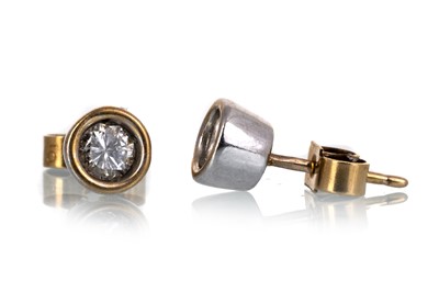 Lot 500 - PAIR OF DIAMOND STUD EARRINGS