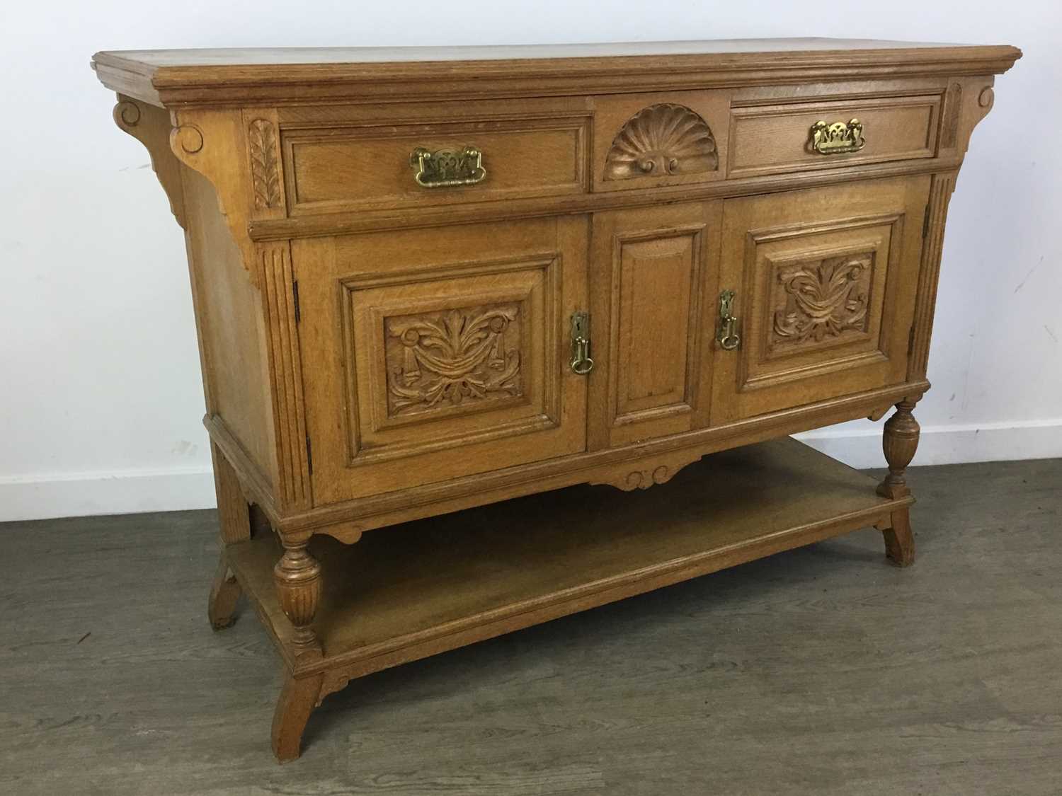 Lot 521 - EDWARDIAN OAK SIDEBOARD
