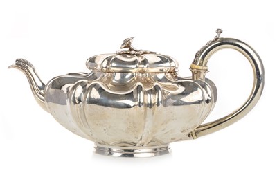 Lot 904 - GEORGE IV SILVER TEAPOT