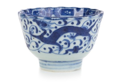 Lot 1307 - CHINESE KANGXI STYLE BLUE AND WHITE TEA BOWL