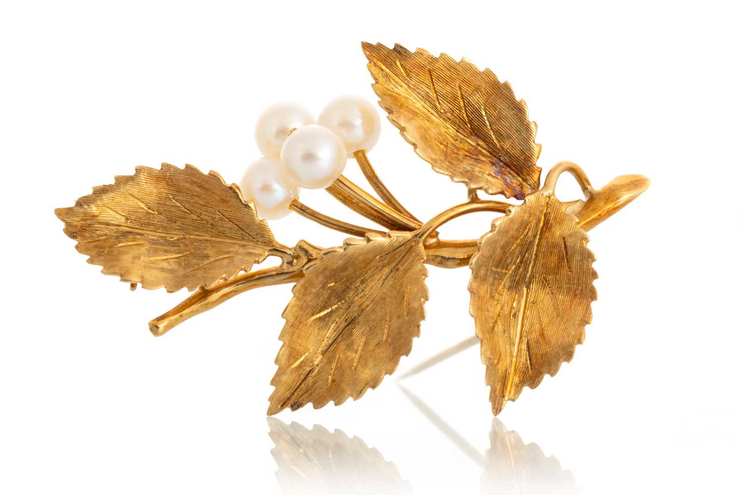 Lot 468 - LEAF SPRAY BROOCH