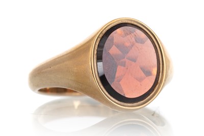 Lot 486 - GEMSTONE SIGNET RING