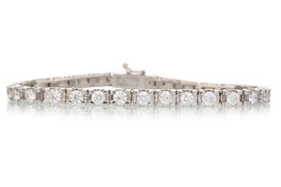 Lot 645 - DIAMOND TENNIS BRACELET