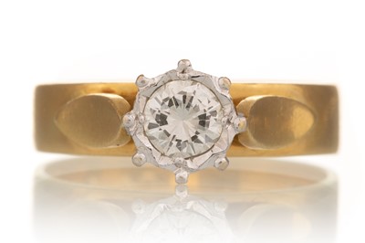 Lot 647 - DIAMOND SOLITAIRE RING