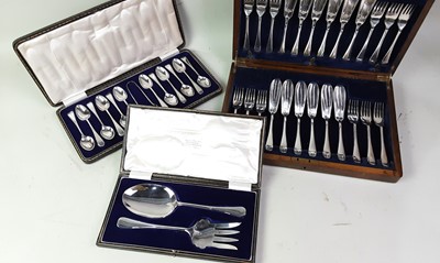 Lot 694 - SUITE OF SILVER PLATED FISH KNIVES AND FORKS IN OAK CANTEEN