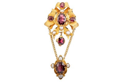 Lot 657 - GARNET SWAG BROOCH