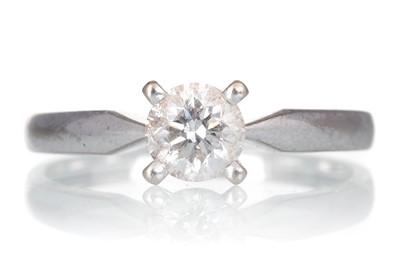 Lot 662 - DIAMOND SOLITAIRE RING