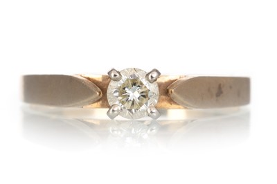 Lot 664 - DIAMOND SOLITAIRE RING