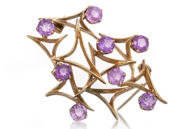 Lot 665 - PURPLE GEM SET BROOCH