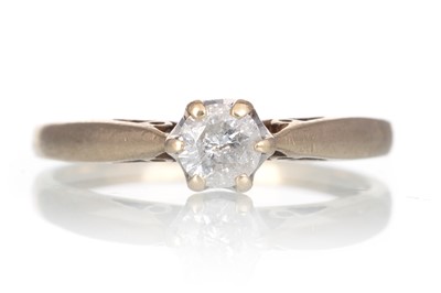 Lot 668 - DIAMOND SOLITAIRE RING