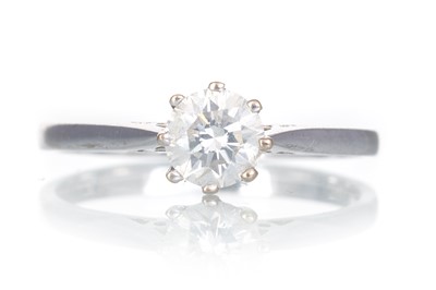 Lot 669 - DIAMOND SOLITAIRE RING