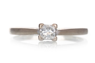 Lot 670 - DIAMOND SOLITAIRE RING