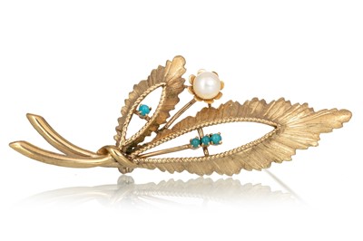 Lot 673 - TURQUOISE AND PEARL BROOCH