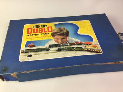 Lot 816 - HORNBY DUBLO ELECTRIC MODEL TRAIN SET