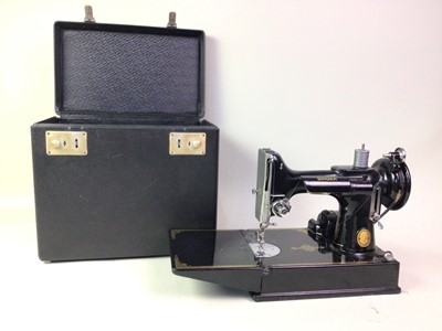 Lot 819 - SINGER PORTABLE ELECTRIC SEWING MACHINE