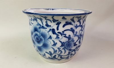 Lot 740 - COLLECTION OF BLUE AND WHITE CERAMICS