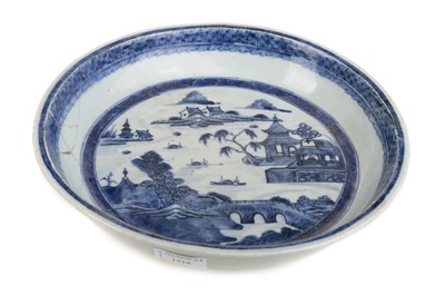 Lot 1310 - 18TH CENTURY CHINESE BLUE AND WHITE DISH