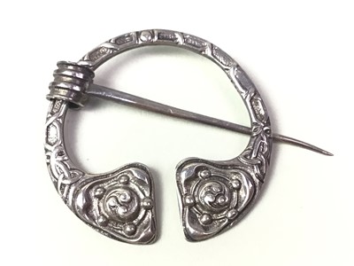 Lot 10 - SILVER PENANNULAR BROOCH