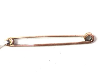 Lot 14 - GOLD BAR BROOCH