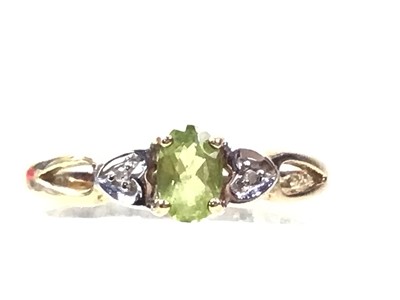 Lot 86 - PERIDOT AND DIAMOND RING