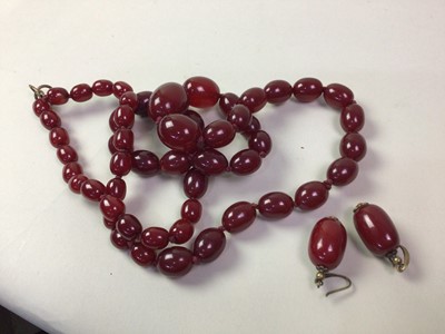 Lot 256 - CHERRY AMBER COLOURED NECKLACE AND MATCHING EARRINGS