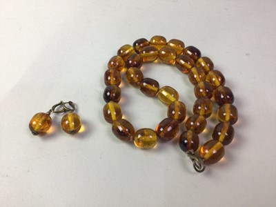 Lot 257 - HONEY AMBER COLOURED NECKLACE AND EARRINGS