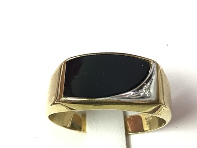 Lot 285 - ONYX SIGNET RING