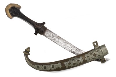 Lot 120 - ISLAMIC JAMBIYA / KHOUMYA DAGGER