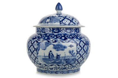 Lot 1412 - CHINESE BLUE AND WHITE LIDDED JAR