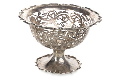 Lot 934 - EDWARDIAN SILVER FRUIT BASKET