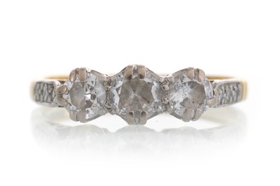 Lot 605 - DIAMOND THREE STONE RING