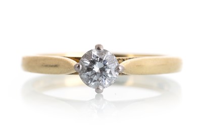 Lot 607 - DIAMOND SOLITAIRE RING