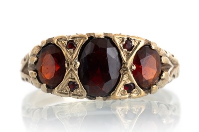 Lot 611 - GARNET RING