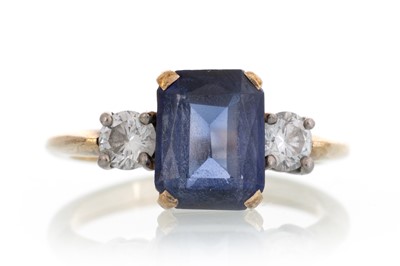 Lot 614 - SAPPHIRE AND DIAMOND RING