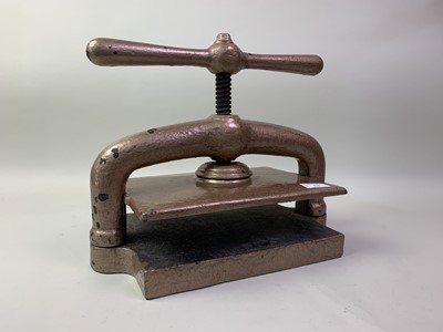 Lot 535 - CAST IRON BOOK PRESS