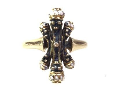 Lot 579 - DRESS RING