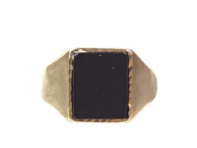 Lot 456 - ONYX RING