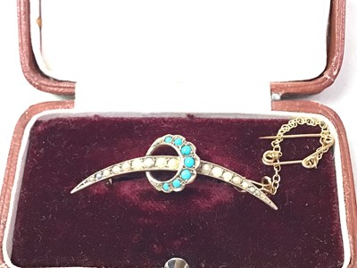 Lot 698 - EDWARDIAN SEED PEARL AND TURQUOISE CRESCENT BROOCH