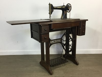 Lot 648 - SINGER SEWING MACHINE TABLE