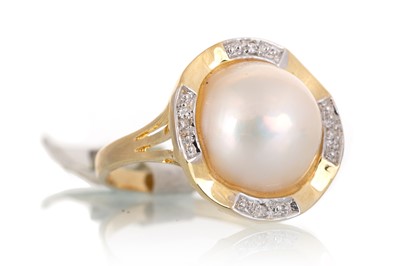 Lot 623 - PEARL AND DIAMOND RING