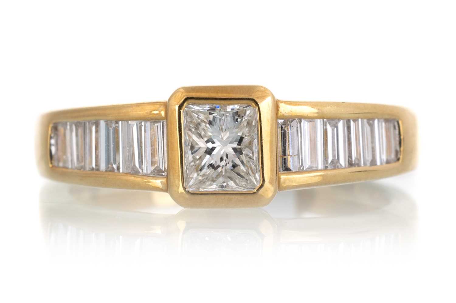 Lot 628 - DIAMOND DRESS RING