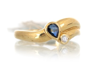 Lot 634 - SAPPHIRE AND DIAMOND RING