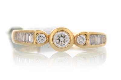 Lot 641 - DIAMOND DRESS RING